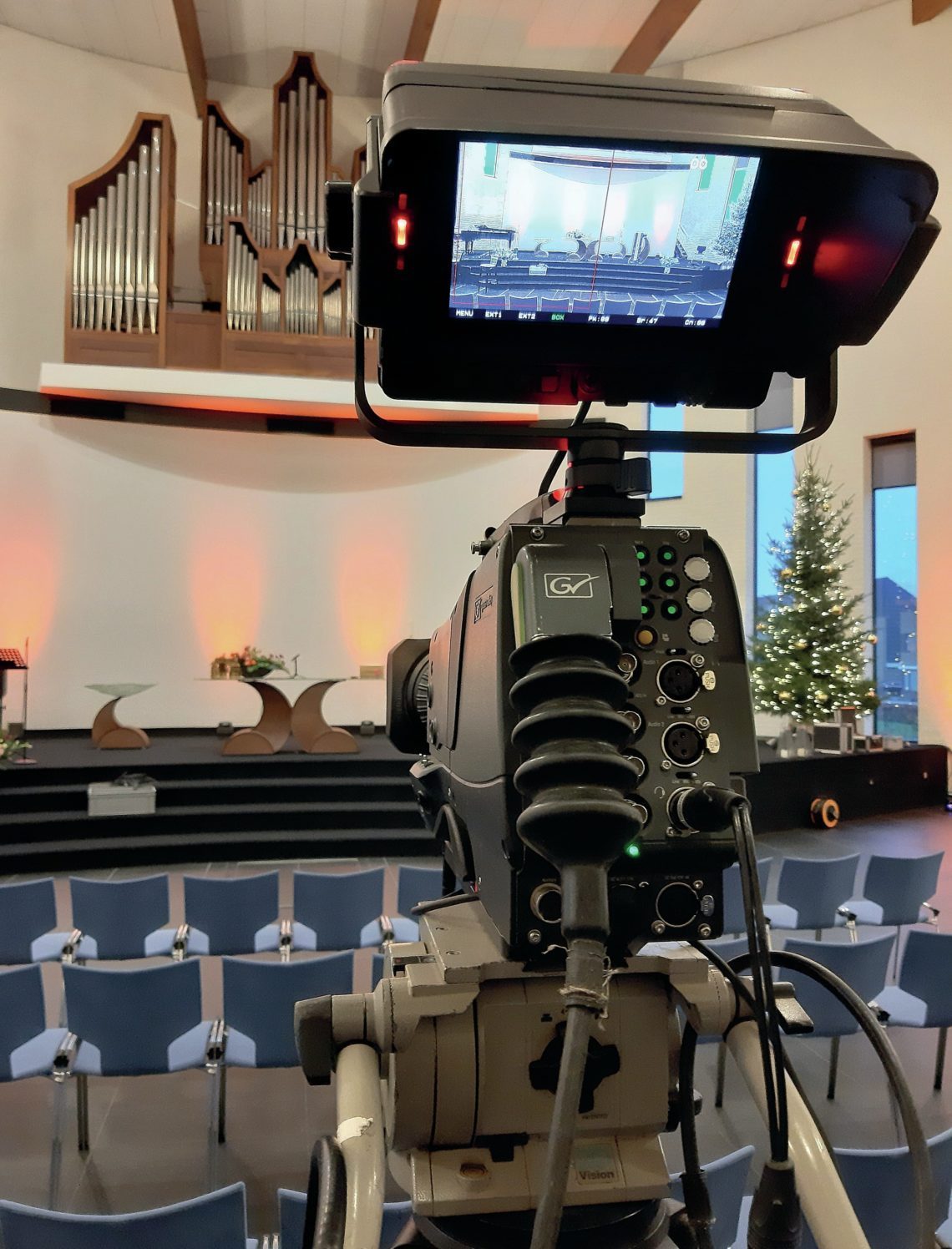 De camera staat klaar voor de livestream vanuit de Martinikerk in Franeker door Omrop Fryslân (foto: Anne-Meta Kobes-Gerritsen)