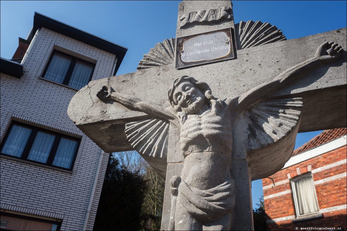 De Lachende Christus aan het kruis, te De Klinge, België.