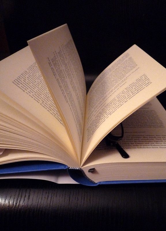 Lezen en ademloos het blad omslaan