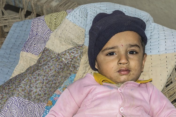 Het beslissende teken is bedrieglijk alledaags. Een pasgeboren kind.