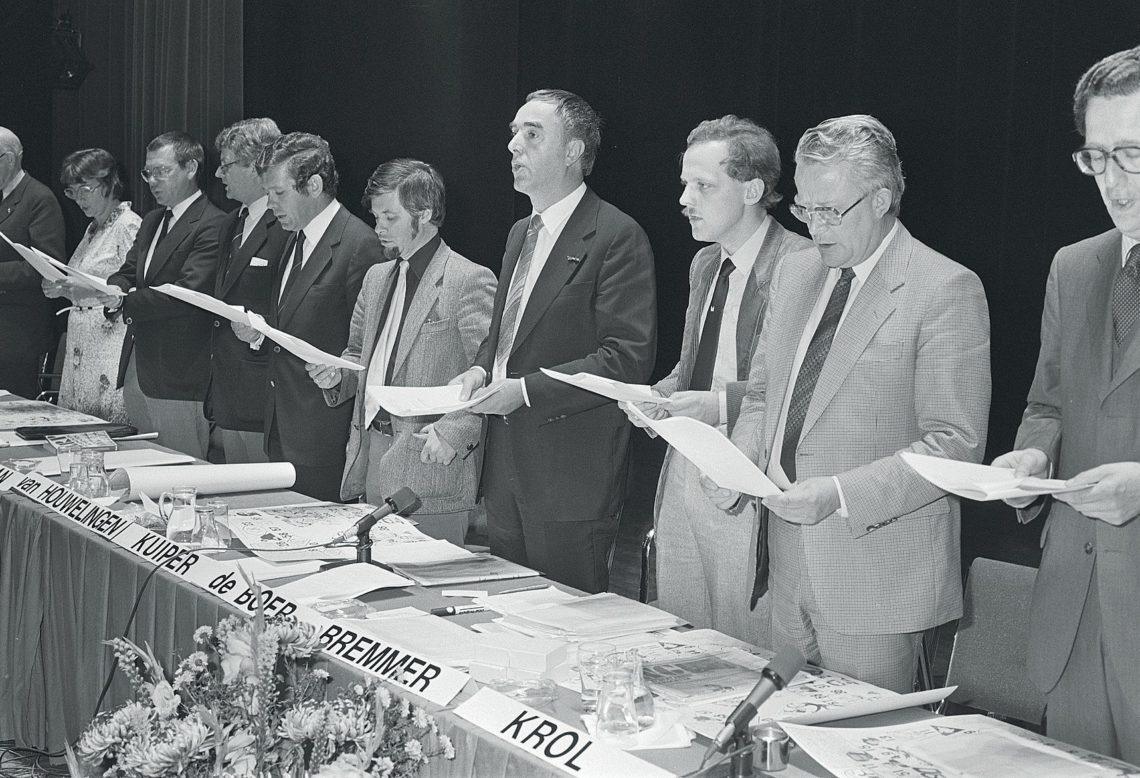 Het zingen van de slotpsalm tijdens de laatste vergadering van de ARP vóór het opgaan in het CDA, Amsterdam.