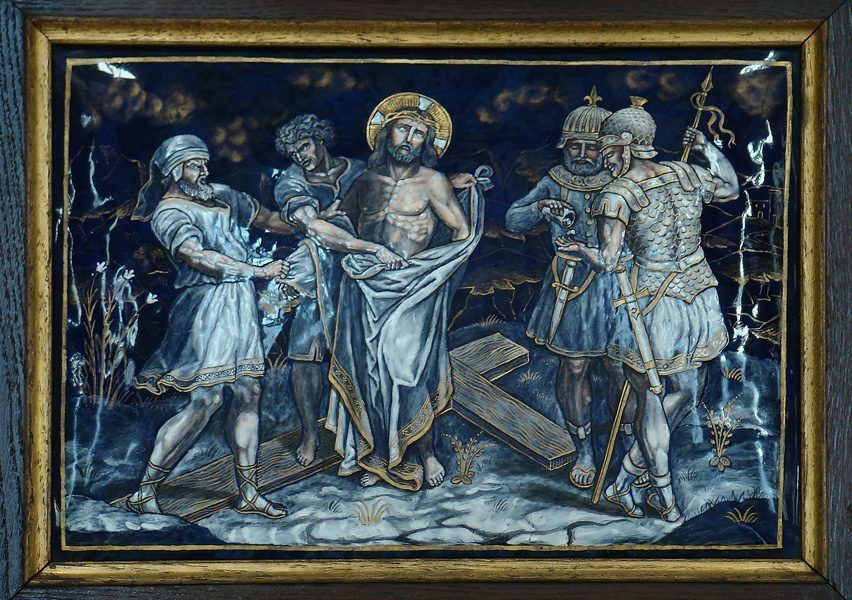Schilderij 'Jezus wordt ontkleed'. Emaille, uit de kruisweg van de Église Notre-Dame-des-Champs, Avranches, Manche, Normandië, Frankrijk.