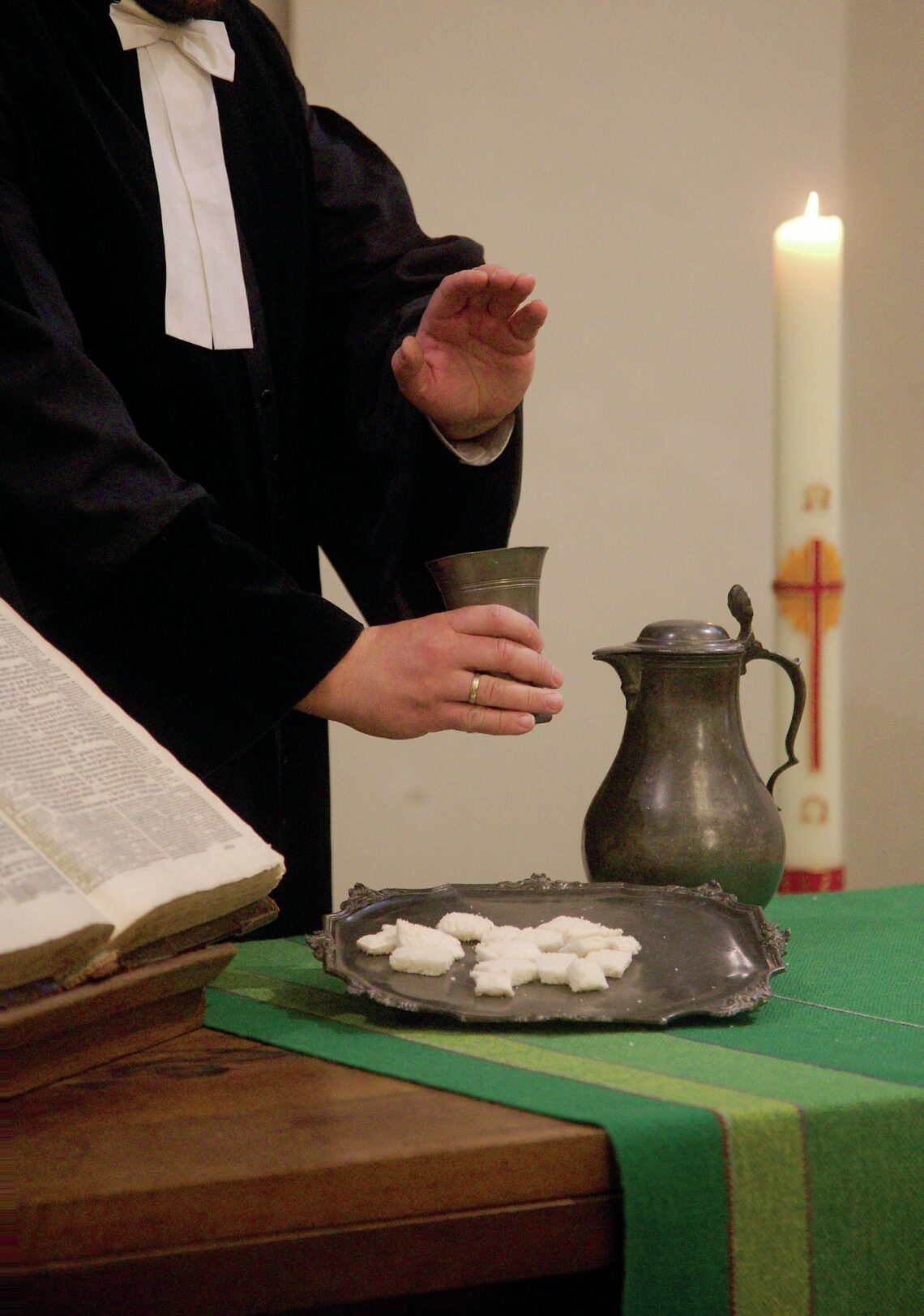 Dominee zegent het avondmaal