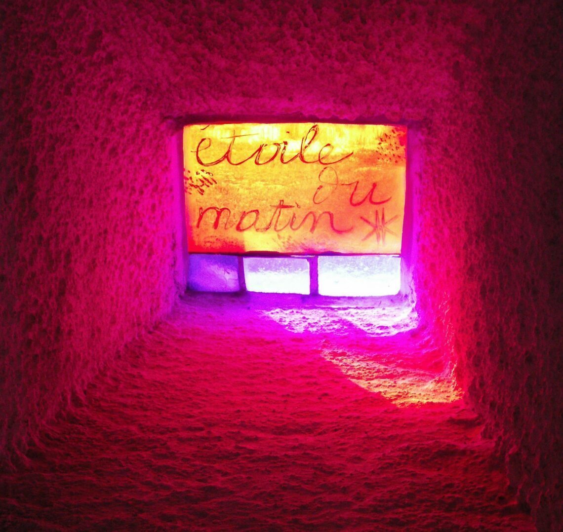 Venstertje Notre Dame du Haut van Le Corbusier.