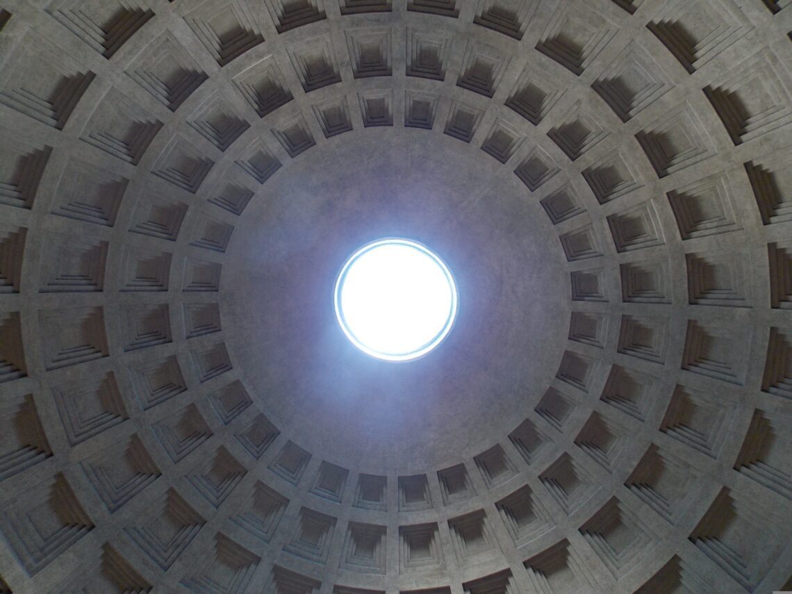 Koepel met ‘oog’ in het Pantheon Rome.