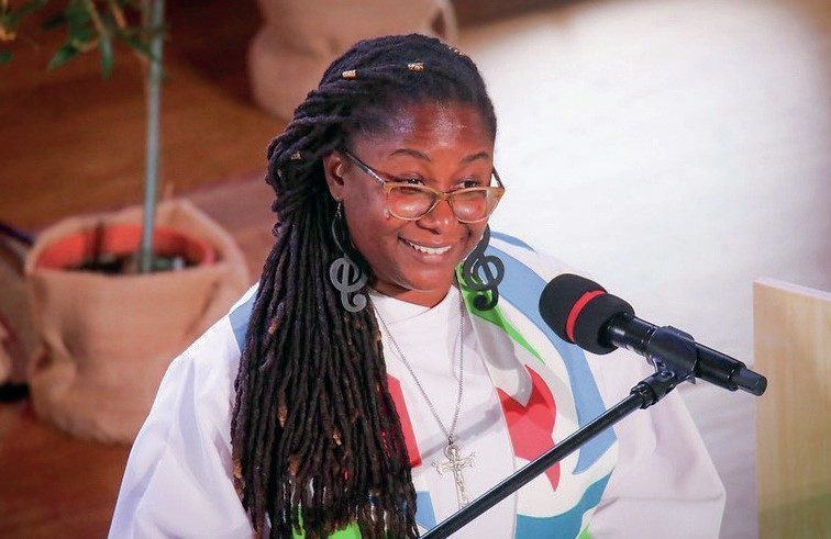 Vrouw die een speech houdt