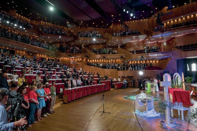 Kerkdienst in een grote zaal