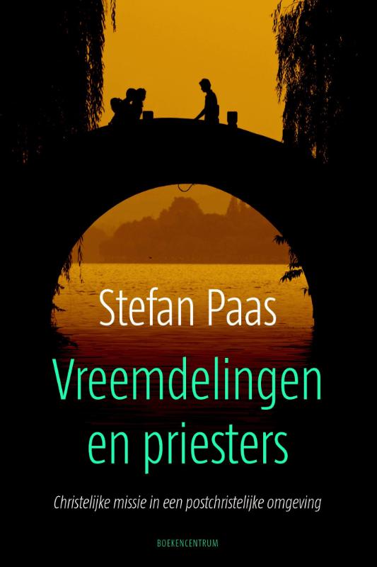Cover van Vreemdelingen en priesters. Geschreven door Stefan Paas