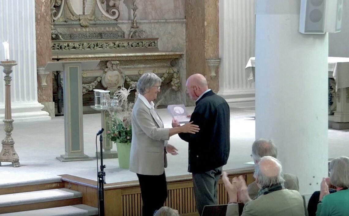Marianne Vonkeman biedt het eerste exemplaar van haar boek aan Hein Blommestijn aan