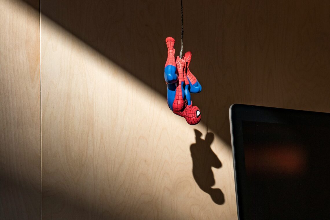Foto van held Spiderman. Van Jean Philippe Delberge op Unsplash. Ter illustratie bij preekschets. Ideeën voor kinderen.