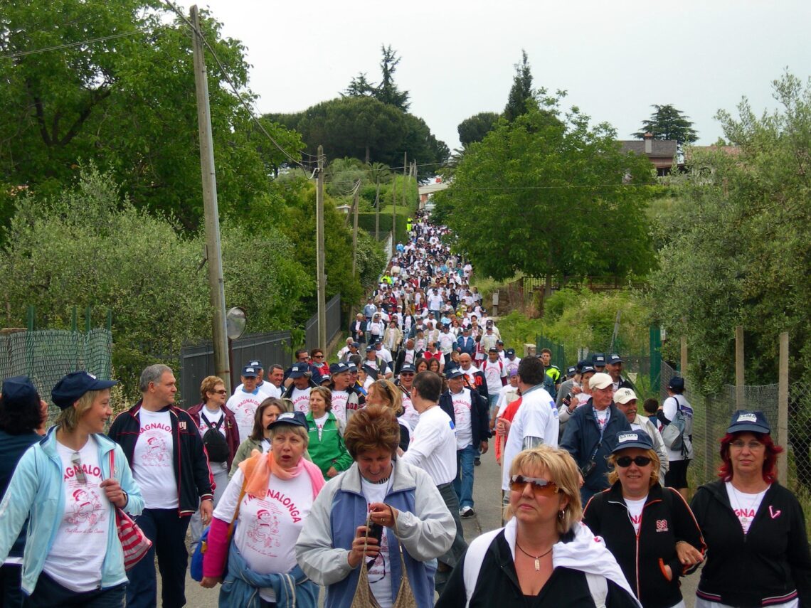 Stoet met wandelende mensen