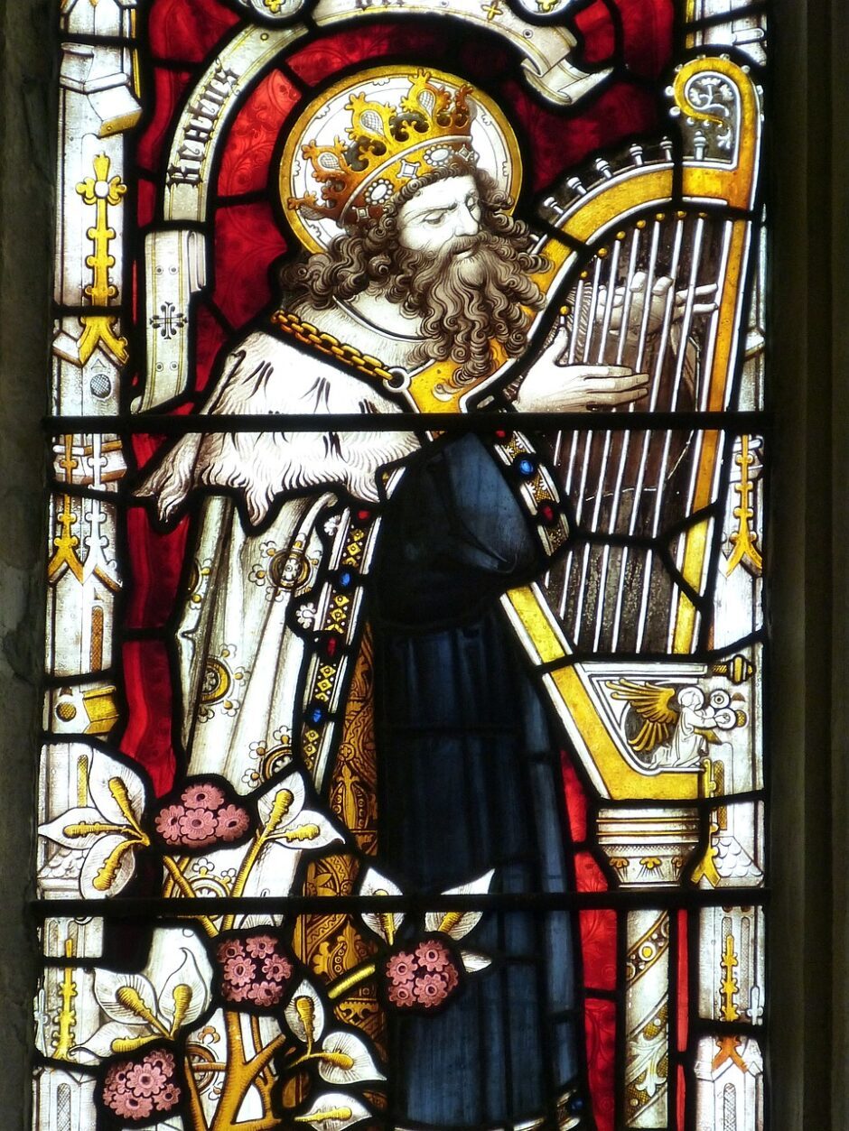 Glas-in-loodraam met harpspeler. Homiletisch artikel. Psalmen. Foto van falco op Pixabay.
