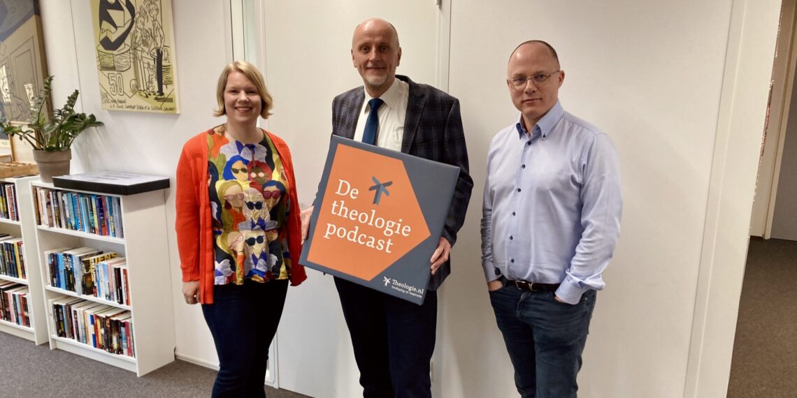 Foto De Theologie Podcast met Tabitha van Krimpen, Tom Mikkers en Henk van den Belt te gast.