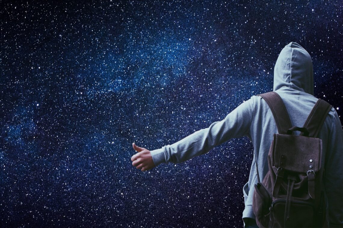 Man die zijn duim opsteekt omdat hij wilt liften. In de achtergrond is een sterrenhemel te zien