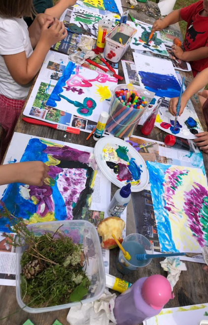 Knutselende kinderen tijdens Keiland