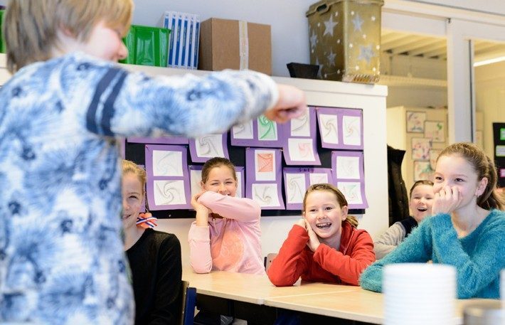 Lachende basisschool kinderen in een klaslokaal