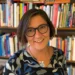 Corina Nagel voor een boekenkast